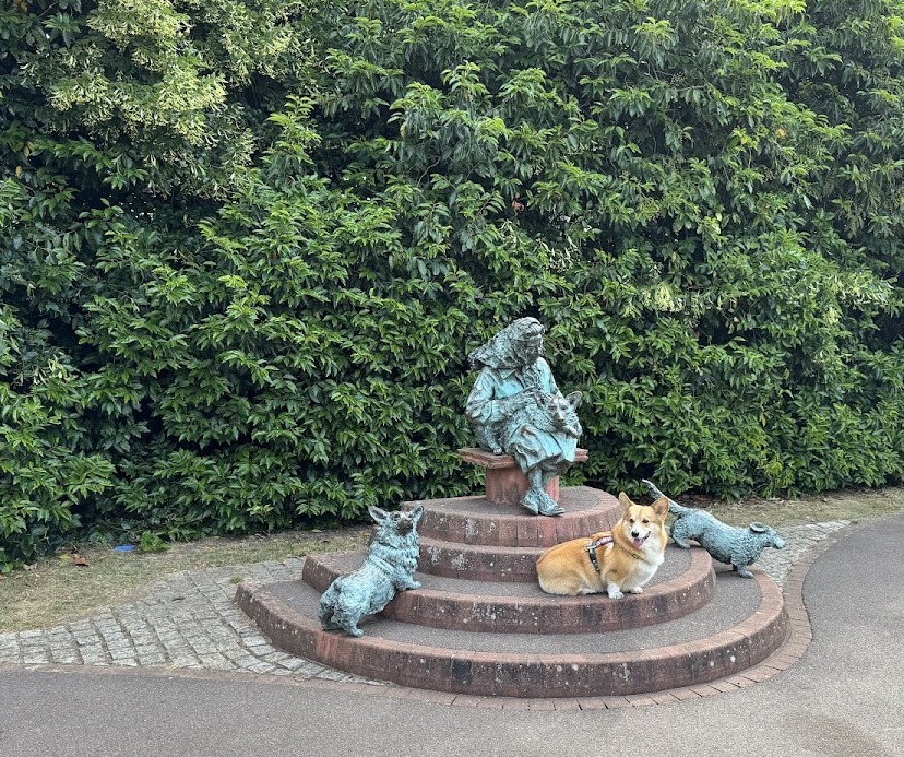 The Windsor Lady monument — bronze corgis, and the real one: Alf