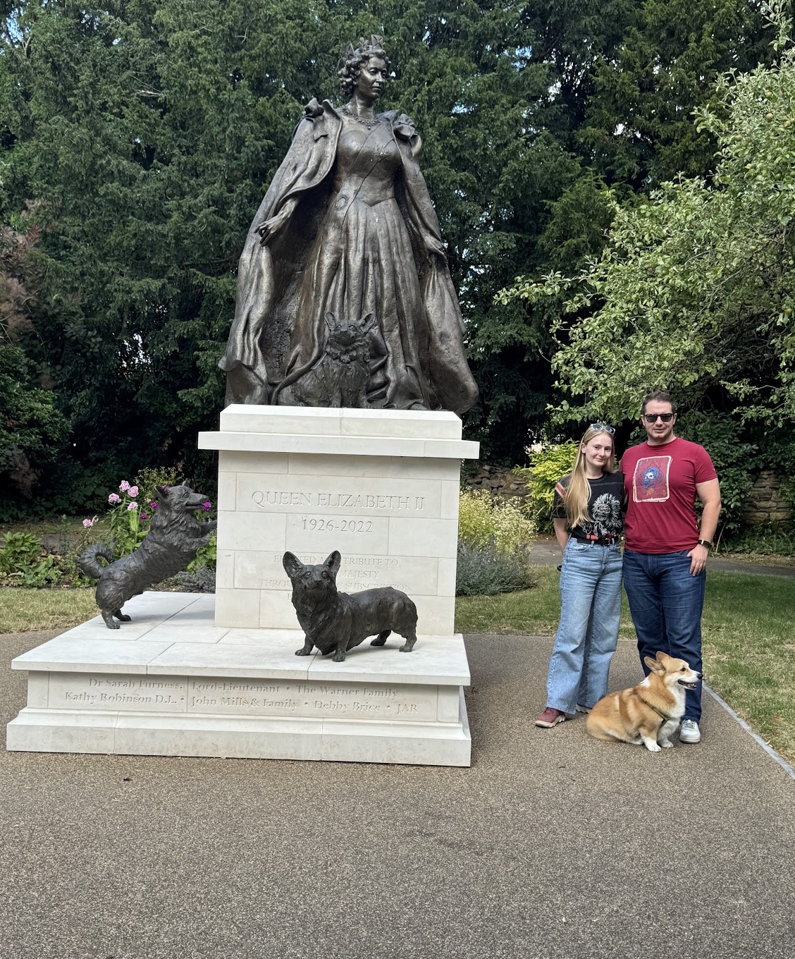 Statue of Queen Elizabeth II in Oakham — bronze corgis, and Alf in the flesh with his humans